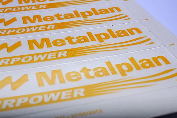 Vantagens de usar etiquetas em vinil adesivo para identificar produtos